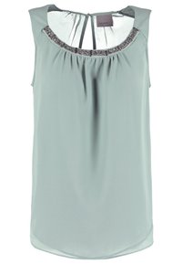 Blusa senza maniche verde chiaro con scollatura rotonda decorata da perline intricate, tessuto morbido e orlo leggermente curvato.