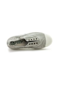 Szürke vászon slip-on cipő, texturált felülettel, öt szemkibővítéssel és fehér gumi orral, belül "öko barát" felirattal.