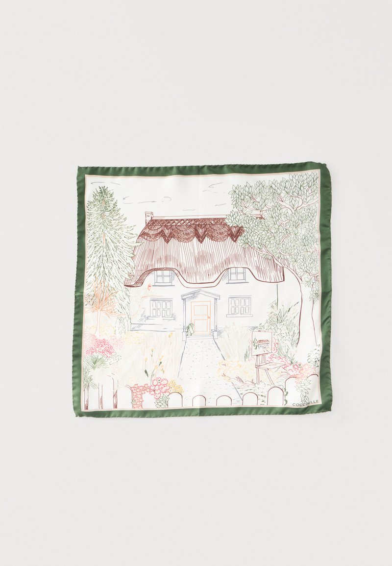 Foulard en soie à bordure verte présentant un cottage de style dessin à la main avec un toit de chaume, entouré d’arbres, de plantes, de fleurs et d’un chemin de jardin.