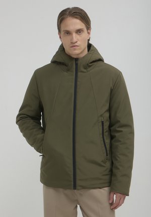 Giacca cappotto verde oliva con cappuccio, chiusura frontale a zip e tasche laterali; presenta una texture liscia e opaca e un design aderente.