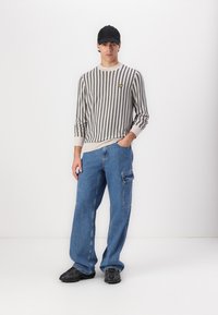 Lyle & Scott VERTICAL STRIPE CREW NECK  - Strickpullover - cove