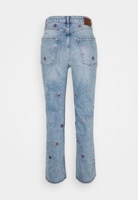 Vaqueros de mezclilla azul claro con bordado floral en púrpura y naranja. Presenta dos bolsillos traseros y bordes deshilachados en el dobladillo.