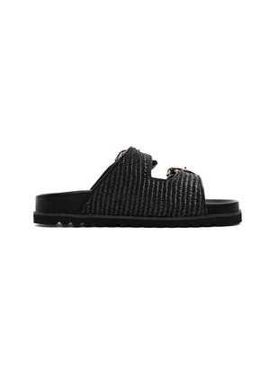 Czarna pleciona klapka na płaskim obcasie z dwoma regulowanymi paskami zapinanymi na klamry oraz grubą teksturowaną podeszwą, pokazana z profilu na białym tle.