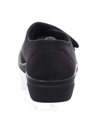 Scarpa in pelle scamosciata nera con punta arrotondata, caratterizzata da un tacco basso e dettagli cuciti sul retro. Progettata per il comfort e la facilità d'uso.