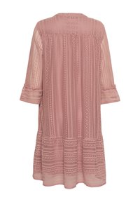 Röda klänningar i mjuk rosa, med ett texturerat mönster, trekvartsärmar och en utsvängd fåll med intrikata mönster.