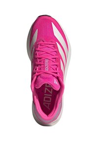 Baskets de sport roses avec une tige en mesh respirant, accentuées de blanc, doublure intérieure perforée et semelle plate. Elles présentent un laçage central et un logo.