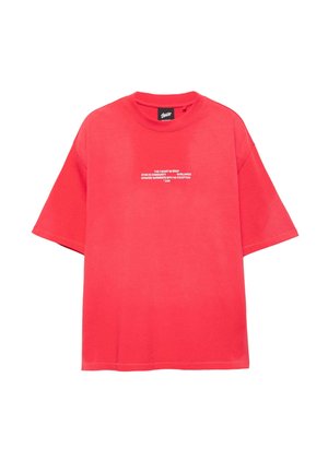 Rdeča bombažna majica s kratkimi rokavi in sproščenim krojem. Spredaj ima belo besedilo. Enostaven kroj z okroglim izrezom brez dodatnih poudarkov.