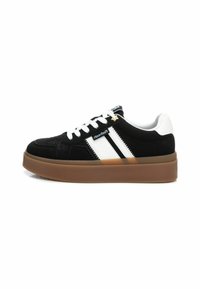 Zapatillas de ante negro con rayas blancas, diseño de cordones, cuello acolchado y suela de goma marrón. Presenta un logotipo en la lengüeta y en el lado.