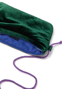 Clutch in velluto verde con fodera blu, zip dorata e manico a corda intrecciata viola. Tessuto morbido, forma rettangolare e design con apertura superiore.