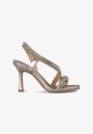 Sandales à talons hauts en métal argenté avec un bout ouvert, ornées d'accents en strass et d'un design de brides croisées.