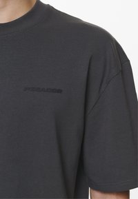 Pegador LOGO TEE - T-Shirt basic - washed volcano grey