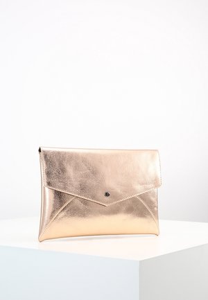 Glänzende Clutch aus roségoldfarbenem Leder in Umschlagform mit einer vorderen Klappe, die durch einen kleinen schwarzen Druckknopf gesichert ist, präsentiert auf einem weißen Podest.