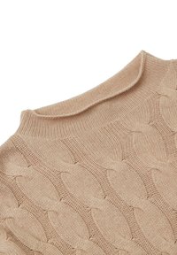 Beige gestrickter Pullover mit einem Kabelmuster, ausgestattet mit einem gerippten Rundhalsausschnitt und feiner Textur. Der Stoff wirkt weich und geschmeidig.