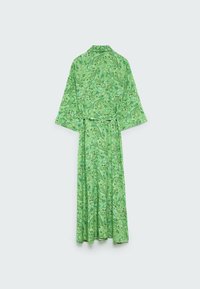 Robe longue verte à imprimé paisley avec des manches larges et une ceinture en tissu, vue de dos sur un fond clair.