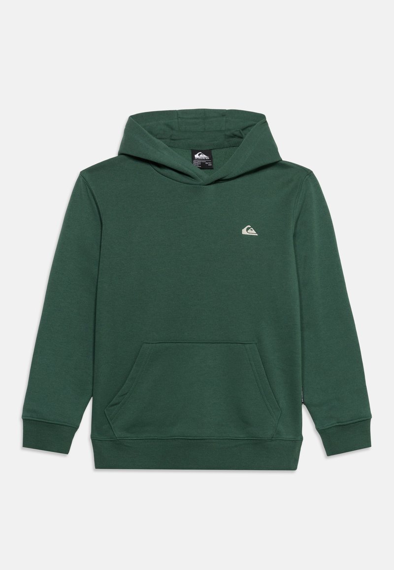 Sweat à capuche vert foncé avec poche kangourou à l'avant et petit logo blanc en forme de vague sur le côté gauche de la poitrine.