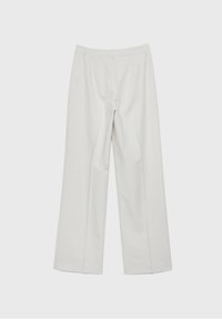 Pantalon blanc à jambes droites avec passants de ceinture, plis avant et un design propre et ajusté sur un fond uni clair.