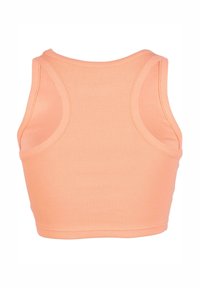 Bezrukávový broskvový žebrovaný crop top s širokými armovými otvory a zaobleným výstřihem, zobrazený zezadu na bílém pozadí.