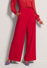MADELEINE SCHLUPF MIT ELEGANTER BEINWEITE - Stoffhose - red