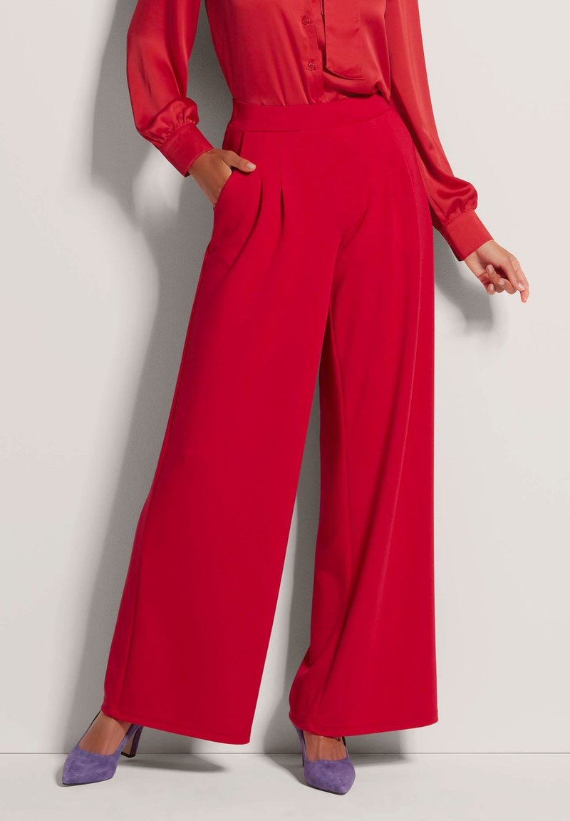 MADELEINE SCHLUPF MIT ELEGANTER BEINWEITE - Stoffhose - red