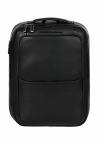 Zaino in pelle nera con una texture liscia, dotato di una tasca frontale, maniglia superiore e dettagli in metallo argentato. Design semplice e rettangolare.