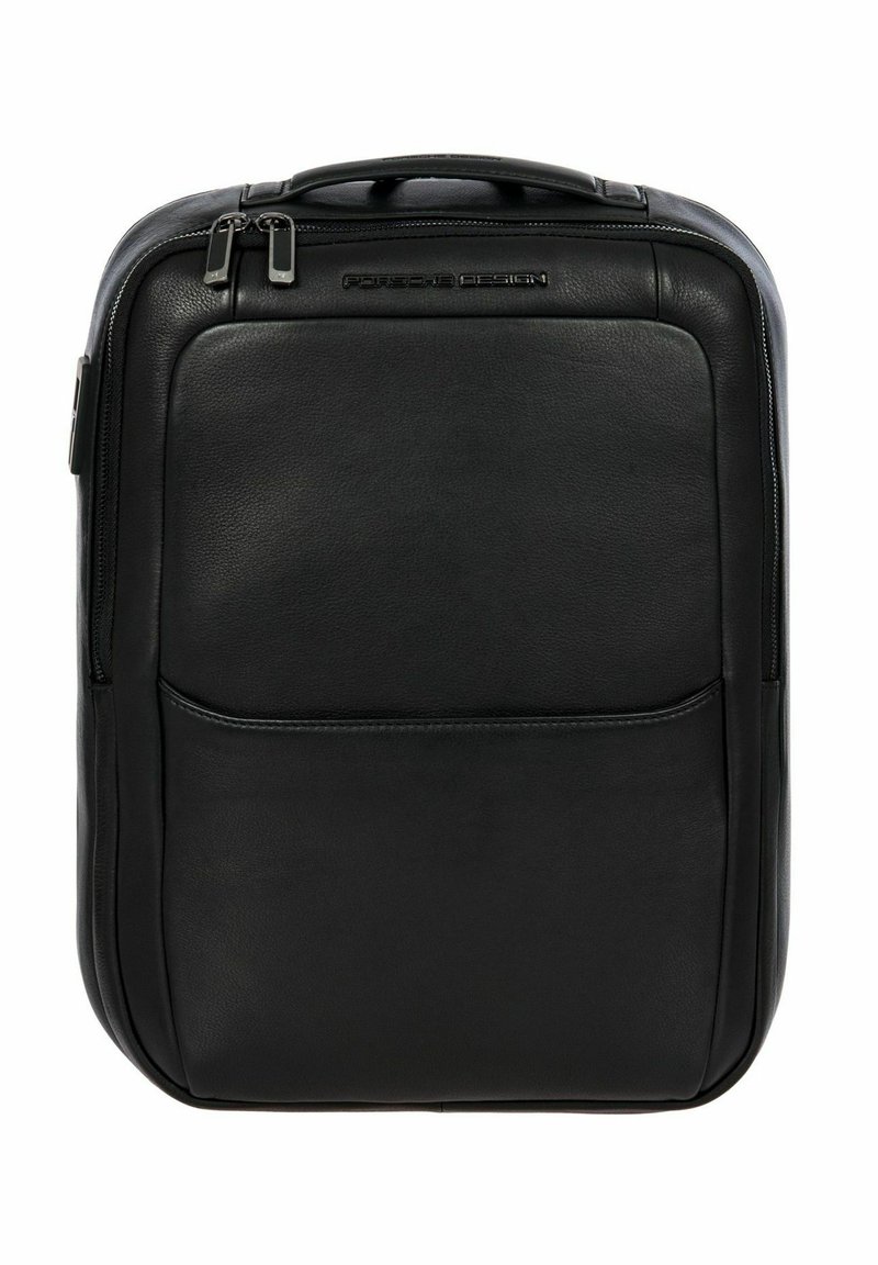 Zaino in pelle nera con una texture liscia, dotato di una tasca frontale, maniglia superiore e dettagli in metallo argentato. Design semplice e rettangolare.