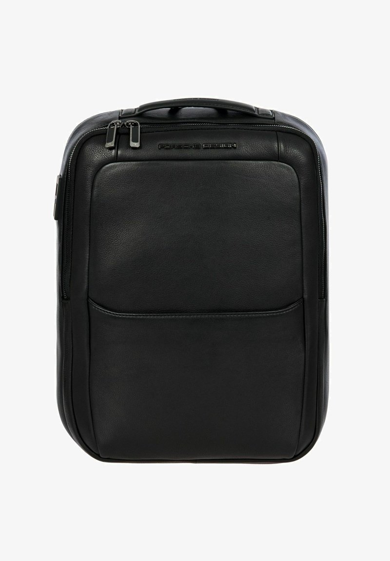 Mochila de cuero negro con una textura suave, que cuenta con un bolsillo frontal, un asa superior y acentos de hardware plateado. Diseño simple y rectangular.