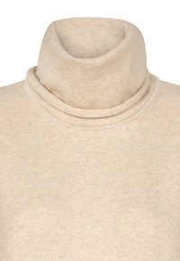 Maglione beige a collo alto realizzato in un morbido tessuto testurizzato, con colletto a doppio strato e dettagli a coste lungo il girocollo.