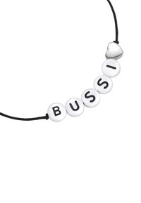 Collar de cordón negro con cuentas redondas blancas y letras negras que dicen "BUSSI" y un pequeño charm en forma de corazón plateado.