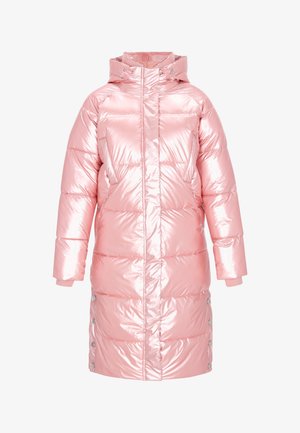 Różowy, błyszczący puchowy płaszcz z kapturem, charakteryzujący się pikowanym wzorem, dużymi przednimi kieszeniami i zatrzaskami po bokach.
