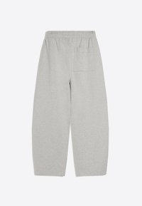 Pantaloni grigio chiaro con vita elastica, vestibilità ampia e una tasca applicata singola sul retro, mostrati da dietro.