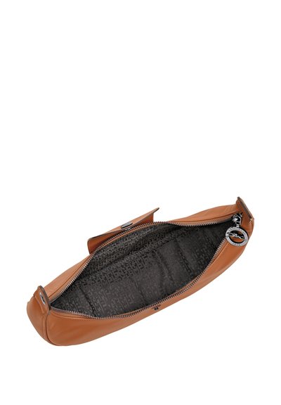 Braune Lederhandtasche mit glatter Außenseite, Reißverschluss und einem gemusterten schwarzen Innenfutter. Mit silbernem Hardware-Akzent.