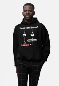 Felpa nera con cappuccio che presenta un'illustrazione di un diagramma di flusso con testo bianco: "dovrei aggiungere bacon?" con frecce che portano a "sì," "no," e "aggiungi BACON" in rosso.