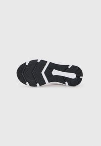 Semelle de chaussure en caoutchouc noir avec un motif de bande de roulement en zigzag, surface texturée et accent de semelle intercalaire blanche. Design de bout arrondi.
