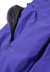 Lila Außenjacke mit einem halben Reißverschluss und schwarzem Futter. Glatte Textur mit Kontrastnähten und einer zusätzlichen Lasche in der Nähe des Reißverschlusses.