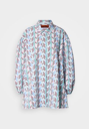 Multicolor blouse met een geometrisch patroon in roze, blauw en groen, voorzien van een kraag en pofmouwen, gemaakt van lichtgewicht stof.