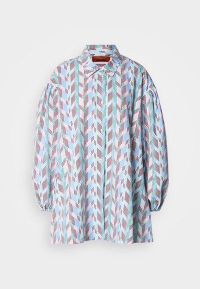 Πολύχρωμο μπλουζάκι με γεωμετρικό σχέδιο σε ροζ, μπλε και πράσινο χρώμα, με γιακά και φουσκωτά μανίκια, κατασκευασμένο από ελαφρύ ύφασμα.