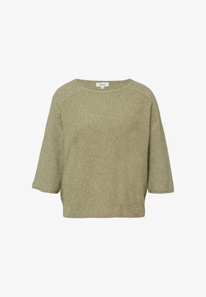 Pull en maille vert olive clair avec manches trois-quarts et encolure ronde, présenté sur un fond blanc.