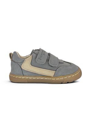 Baskets enfant gris et beige avec deux bandes à scratch et une semelle en caoutchouc marron, vues de côté sur fond blanc.
