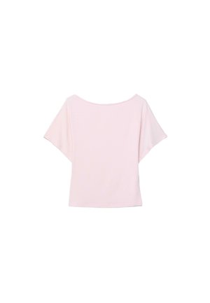 Lyserød kortærmet bluse med bred udskæring og løse, let udstående ærmer mod en hvid baggrund.