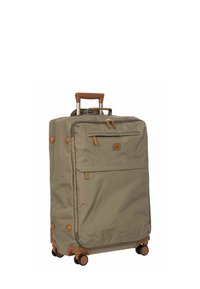Valise souple en nylon vert olive, avec des accents en cuir marron clair, une poignée rétractable et quatre roues multidirectionnelles pour la mobilité.