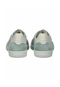 Baskets en daim vert clair avec une finition texturée, présentant un accent en cuir blanc sur le talon et un design classique de type basse.