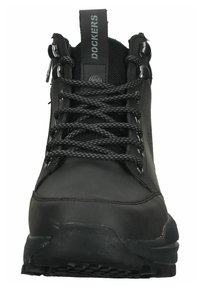 Las botas de senderismo de cuero negro presentan un diseño de caña alta, una suela de goma duradera, ojales metálicos con cordones negros y una etiqueta con el logo en la lengüeta.