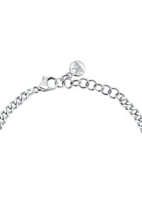 Bracciale in argento con grandi anelli, chiusura a forma di cuore e un'etichetta circolare con un design a foglia. Texture liscia e finitura lucida.