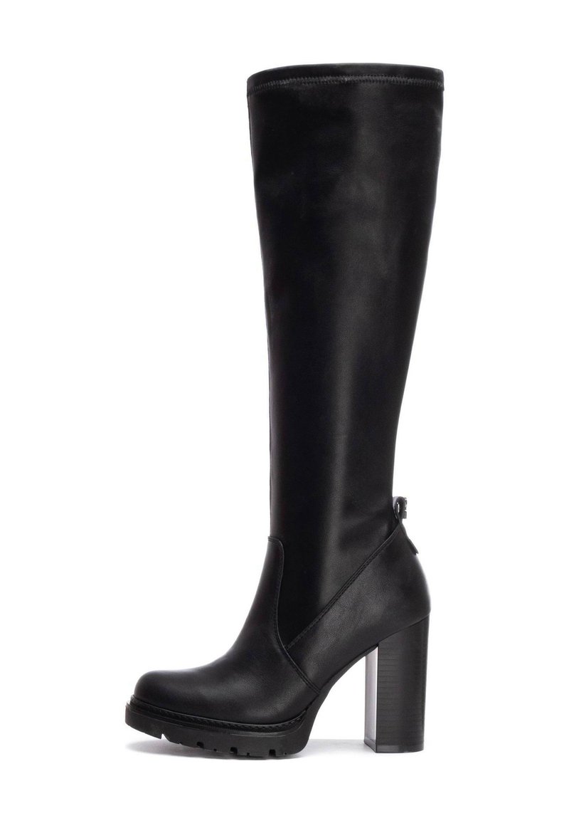Botas de tacón altas de cuero liso en color negro, con un chunky block heel y paneles laterales elásticos para un diseño ajustado.