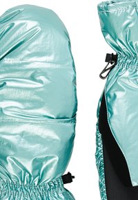 Metallic teal puffer capuchon met gegolfde randen, voorzien van een zijadjusteerder en contrasterende zwarte accenten. Gladde, glanzende textuur, slank ontwerp.