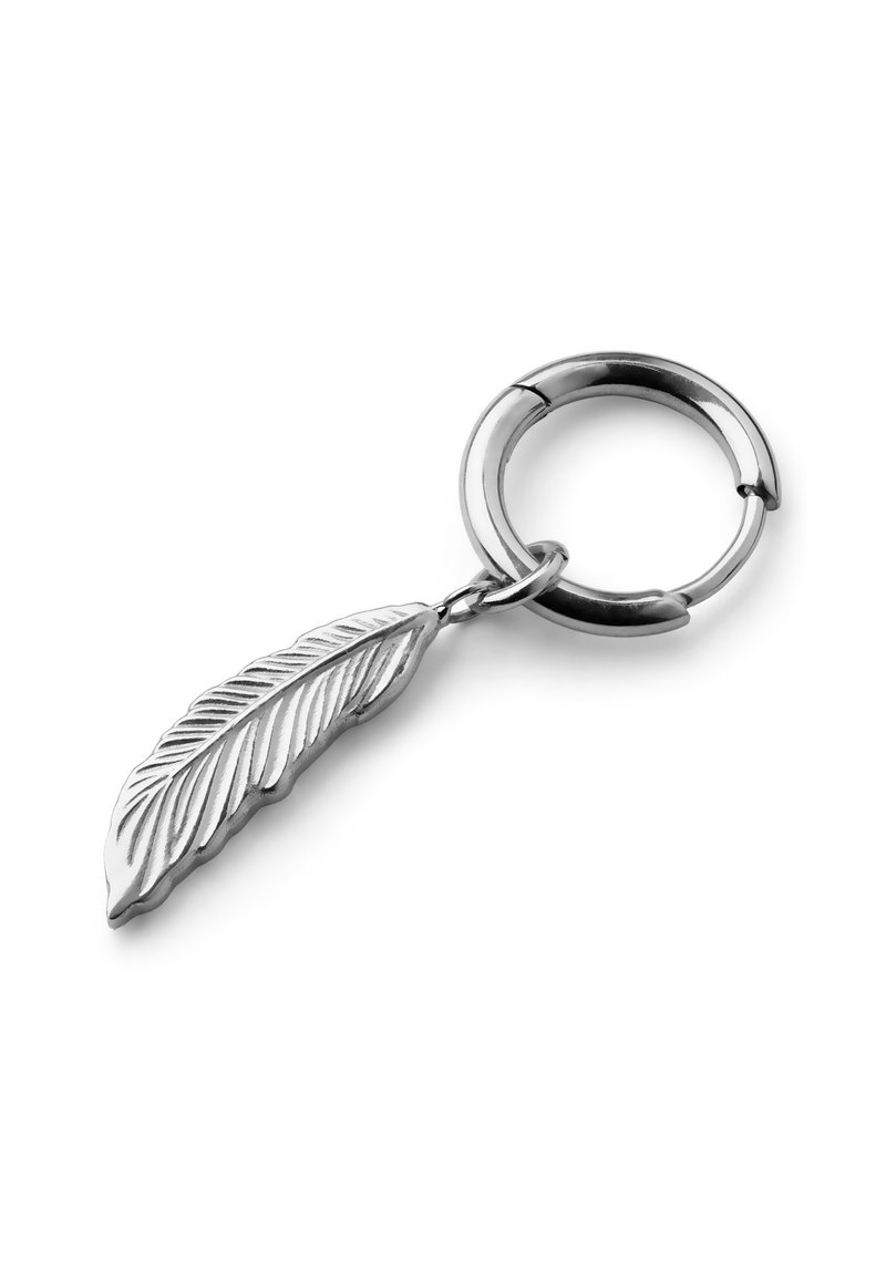 Silvernyckelring med ett lövberlock som har detaljerad ådring. Ringen är cirkulär, slät och har en metallisk finish.