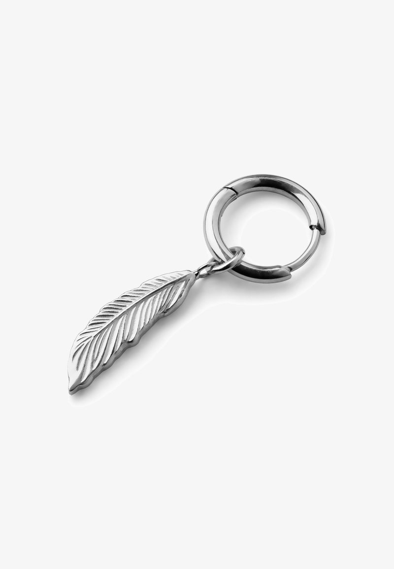 Sølv nøkkelring med et bladvedheng med detaljerte årelinjer. Ringen er sirkulær, glatt, og har metallisk finish.