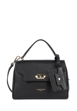 Borsa a mano in pelle nera con dettagli in oro, manico superiore, pattina pieghevole e etichetta staccabile. Presenta una finitura testurizzata. Logo "LANCASTER PARIS" presente.