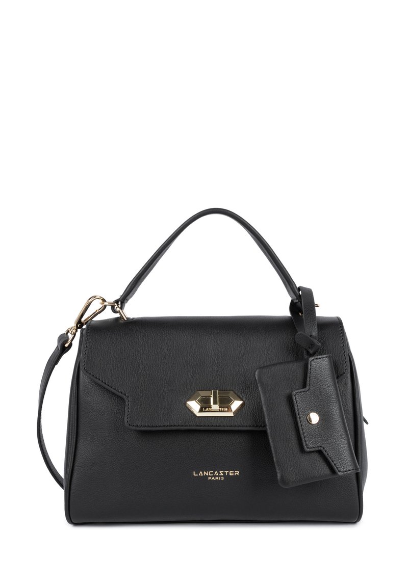 Borsa a mano in pelle nera con dettagli in oro, manico superiore, pattina pieghevole e etichetta staccabile. Presenta una finitura testurizzata. Logo "LANCASTER PARIS" presente.