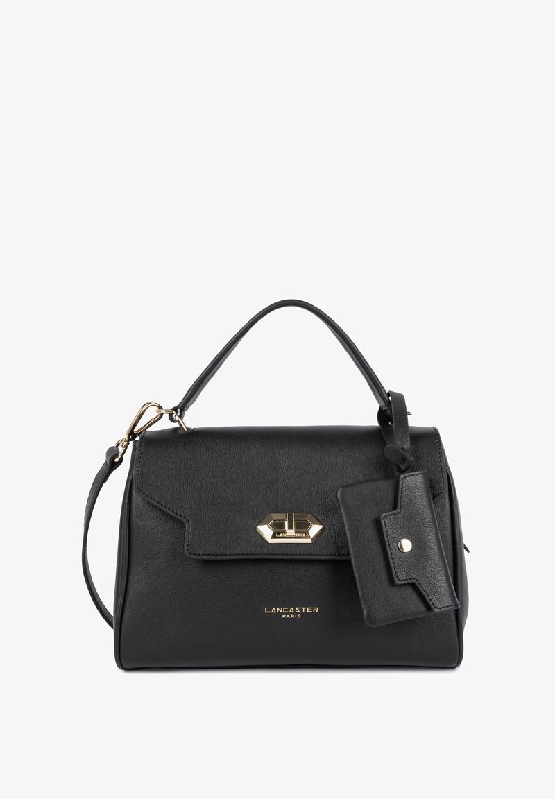 Sac en cuir noir avec quincaillerie dorée, une poignée supérieure, un rabat pliable et une étiquette amovible. Présente une finition texturée. Logo "LANCASTER PARIS" présent.